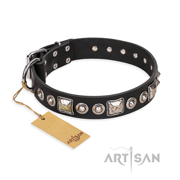 Long-lasting leather dog collar with chrome plated details